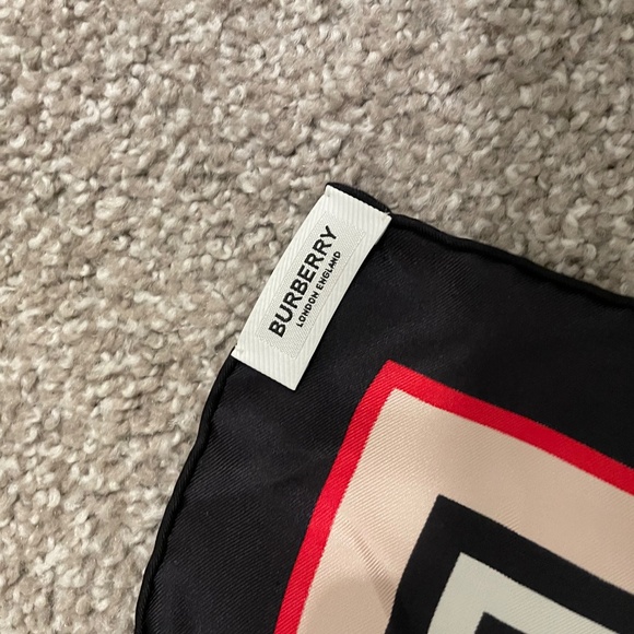 Burberry pink silk scarf new in box - Picture 3 of 4